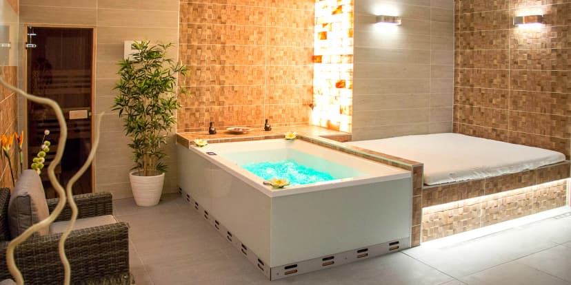 Romantický odpočinek v privátním wellness pro 2 osoby: finská sauna i hydromasážní vířivka